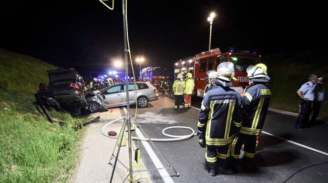 Beim Zusammenprall wurde der 18-Jährige im Auto eingeklemmt. Er erlag seinen schweren Verletzungen.
