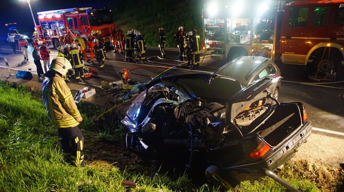 Das Wrack des Mercedes nach dem Crash.