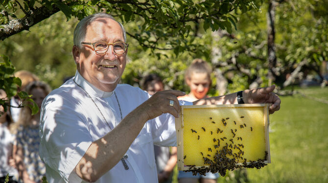 Bischof mit Wabe: Gebhard Fürst hat seit sechs Wochen fünf Bienenstöcke mit etwa 160 000 Bewohnern im Garten. FOTOS: DRS/JOCHEN