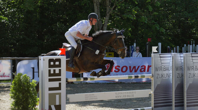 Der Gewinner des Großen Preises von Wannweil: Leopold Glatz (links) auf dem Wallach Portos de la Cense. Janine Reiff (rechts) fe Der Gewinner des Großen Preises von Wannweil: Leopold Glatz (links) auf dem Wallach Portos de la Cense. Janine Reiff (rechts) fe