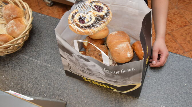 Bei den »Too Good To Go«-Tüten gibt es in der Bäckerei Brotkult immer ein süßes Stückchen obendrauf.  FOTO: MEYER