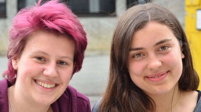Die Gesichter von Fridays-for-Future in Reutlingen, die Schülerinnen Pauline Krug und Emily Dukat (rechts). Beide machen sich vi
