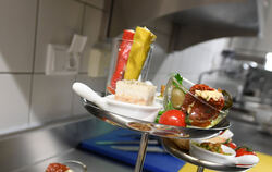 Eine Etagere mit kalten Snacks in der Küche der VIP-Lounge des Flughafens Frankfurt. Lieber öfter essen, aber in kleineren Port