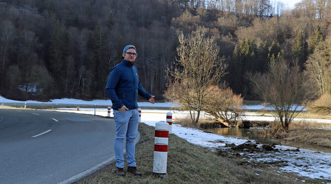 Lebensretter: Constantin Bayer zeigt kurz nach dem Unfall im Februar die Stelle, an der er eine Frau und einen Mann aus dem Auto