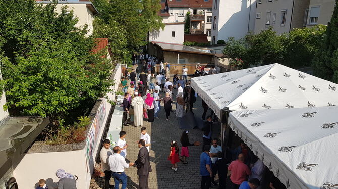 Muslime feiern das Fastenbrechen bei der Internationalen Islamischen Gemeinschaft in der St. Leonhardstraße. Muslime feiern das Fastenbrechen bei der Internationalen Islamischen Gemeinschaft in der St. Leonhardstraße.