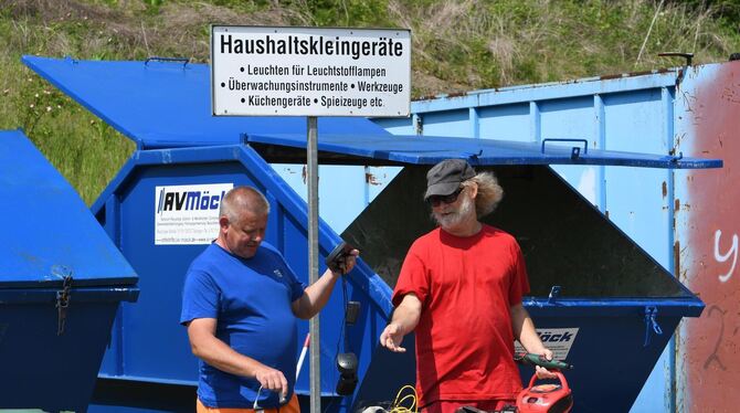 Vorarbeiter Thomas Werz und sein Kollege Holger Keller-Grimm (rechts) sortieren auf dem Wertstoffhof Reutlingen-Schinderteich El