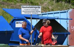 Vorarbeiter Thomas Werz und sein Kollege Holger Keller-Grimm (rechts) sortieren auf dem Wertstoffhof Reutlingen-Schinderteich El