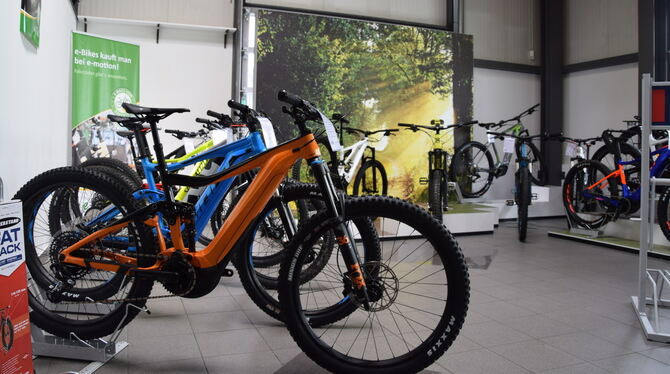Ein breites E-Mountainbike-Programm wird im ebenerdigen Ausstellungsraum präsentiert.