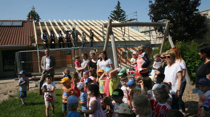 Gestern war Richtfest: Zum neuen Kindergartenjahr soll der Anbau zur Verfügung stehen und zwei Gruppen mit ganz Kleinen aufnehme