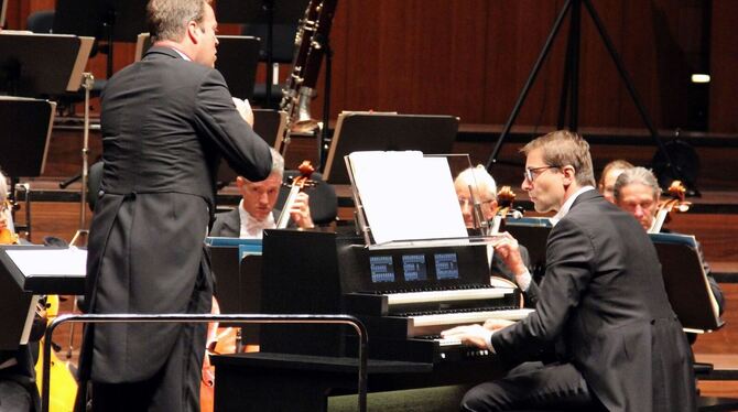 Gastdirigent David Reiland, Organist Christian Schmitt und die Württembergische Philharmonie in der Stadthalle.  FOTO: VARADY