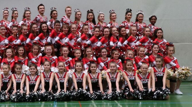 Haben Grund zur Freude: Die fünf Cheerleading-Teams der TSC Dancing Shoes Reutlingen, die bei den deutschen Meisterschaften in K
