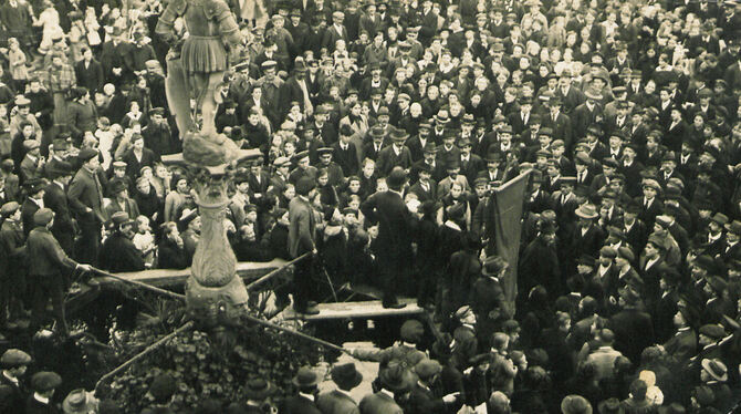 Kundgebung auf dem Reutlinger Marktplatz am 11. November 1918 FOTO: STADTARCHIV