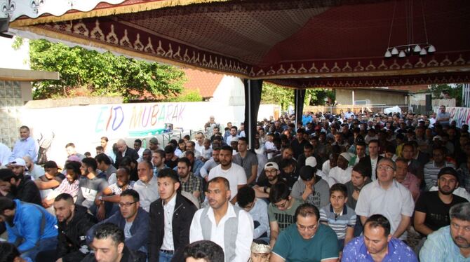 Rund 600 Muslime trafen sich gestern in einem Hinterhof der St. Leonhardstraße zum Gebet, und um einer Predigt zu lauschen. FOTO