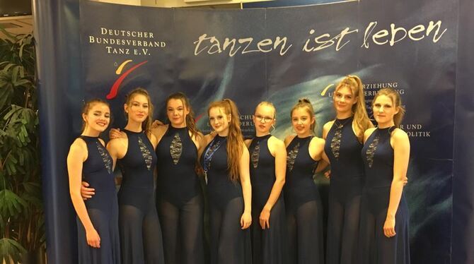 Die acht Tänzerinnen wurden beim Bundesfinale mit einem dritten Platz belohnt (von links): Julia Bobrov, Tessa Götz, Talea Leyhr