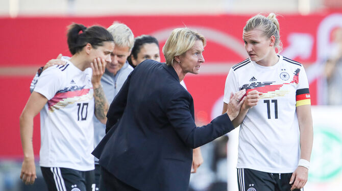 Klare Worte: Bundestrainerin Martina Voss-Tecklenburg (links) instruiert Mannschaftsführerin Alexandra Popp. FOTO: EIBNER