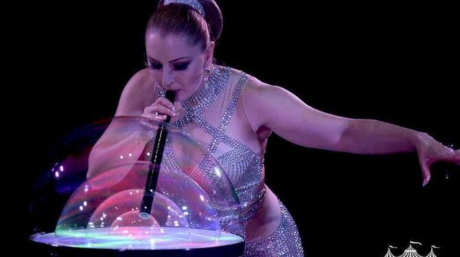 Monika Varga lässt im »Circus Rudolf Renz« auf den Bösmannsäckern noch bis Pfingstmontag Seifenblasen tanzen. FOTO: DAN FOSTER Monika Varga lässt im »Circus Rudolf Renz« auf den Bösmannsäckern noch bis Pfingstmontag Seifenblasen tanzen. FOTO: DAN FOSTER