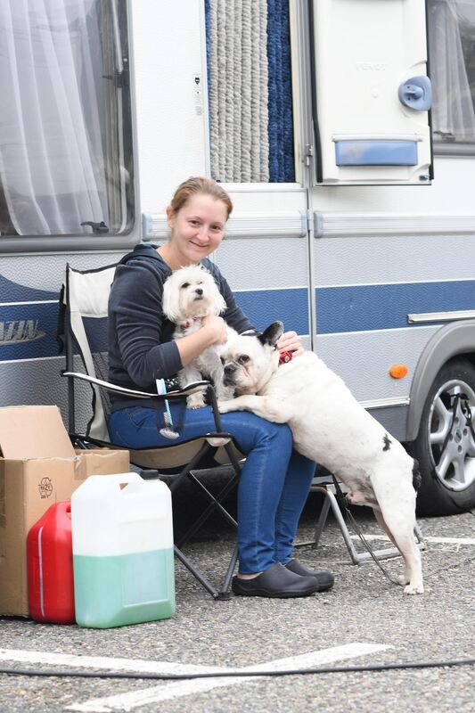 Seifenblasen-Artistin Monika Varga mit ihren Hunden.