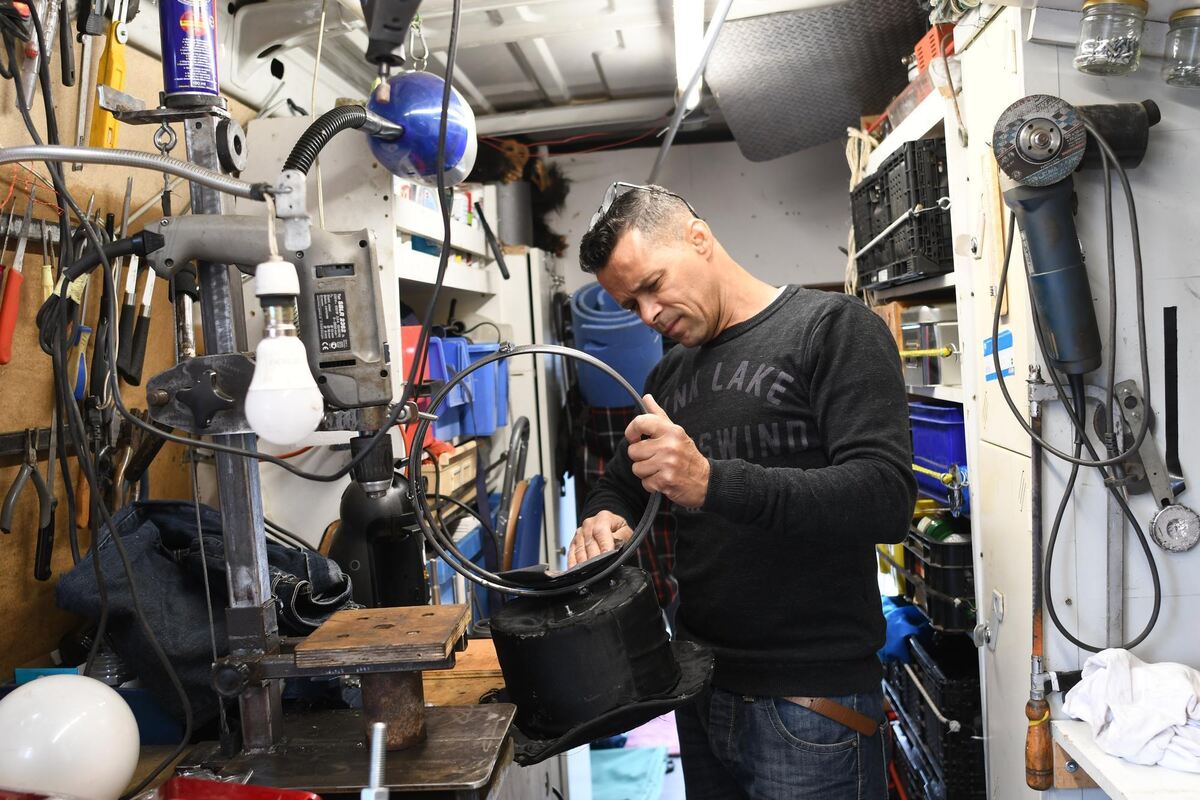 Hoctales Varga bietet dem Publikum mit seiner Frau in der Manege eine Quick-Change-Nummer. Ansonsten kümmert er sich auch um Req Hoctales Varga bietet dem Publikum mit seiner Frau in der Manege eine Quick-Change-Nummer. Ansonsten kümmert er sich auch um Req