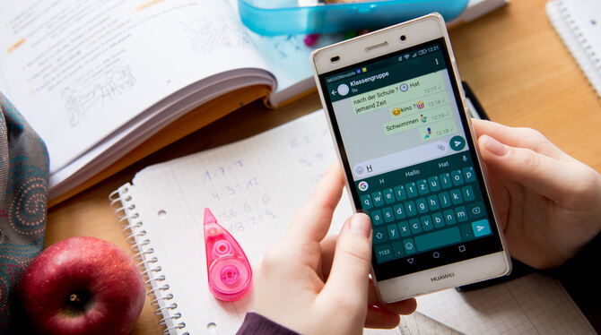 Wie umgehen mit der Mediennutzung in der Schule und in der Freizeit? Frankreich hat Smartphones komplett aus den Schulen verbann