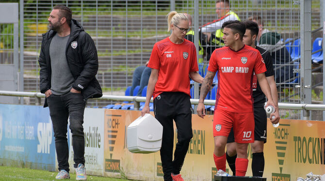 Dominic Sessa, hier in Begleitung von Physiotherapeutin Claudia Michelmann, zog sich in Pforzheim einen Kreuzbandriss zu.   FOTO