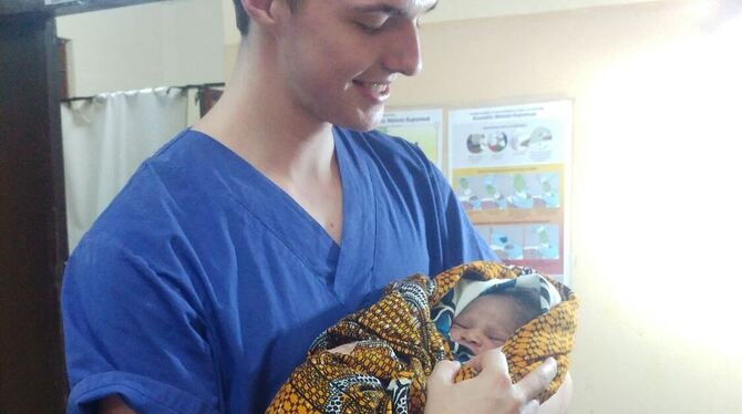 Linus Bucher aus Pfullingen hat im Krankenhaus in Tansania sogar  eine Geburt  geleitet.  FOTO: PRIVAT