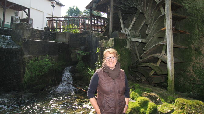 Andrea Trost managt die idyllische Trost-Mühle, die Geschichte und Technik zum Anfassen bietet.  FOTO: FINK