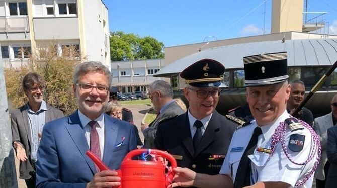 Bürgermeister Alexander Kreher und Feuerwehrkommandant Harald Herrmann überreichten dem französischen Kommandanten Daniel Grégn