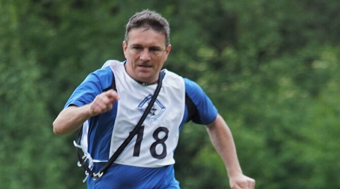 Einer der Aufpasser: Fay beim Training mit Armin Mayer. Foto: Hundefreunde Metzingen