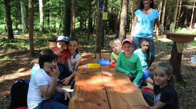 Konrektorin Tanja Glück mit Hohensteiner Kindern im Waldklassenzimmer. FOTO: DEWALD