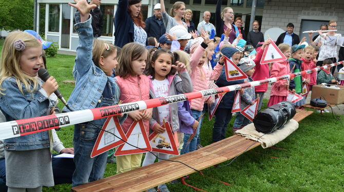 Professionell mit Mikrofon in der Hand schmetterten die Kinder ihren Song vom neuen Erweiterungsbau in Gniebel.