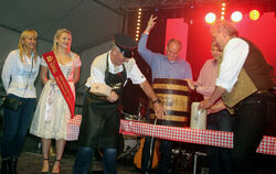 Der Fassanstich gelang Gemeinderat Erwin Hermann unter den Augen der württembergischen Bierprinzessin Romy I. (Zweite von links)