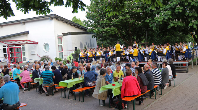 Das erste Open-Air-Konzert der Stadtkapelle Hayingen auf dem Schulhof der Digelfeldschule wurde ein Erfolg – trotz des windigen