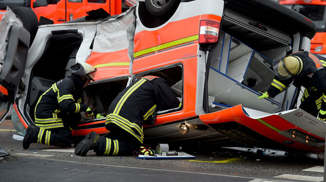 Ein zerstörtes Notarzteinsatzfahrzeug liegt auf dem Dach. Der Rettungswagen war auf einer Einsatzfahrt mit einem Personenwagen z Ein zerstörtes Notarzteinsatzfahrzeug liegt auf dem Dach. Der Rettungswagen war auf einer Einsatzfahrt mit einem Personenwagen z