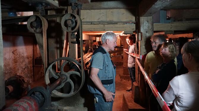 Ein Blick hinter die Kulissen in der Ofterdinger Mühle: Peter Kaiser zeigt das Kraftwerk der Wassermühle im Keller. FOTO: STRAUB
