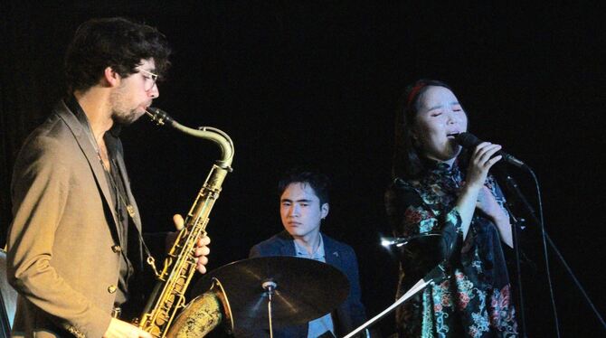 Sängerin Enkhjargal Erkhembayar und Musiker des Enji Quintet bei ihrem Auftritt im Pappelgarten.  FOTO: SPIESS