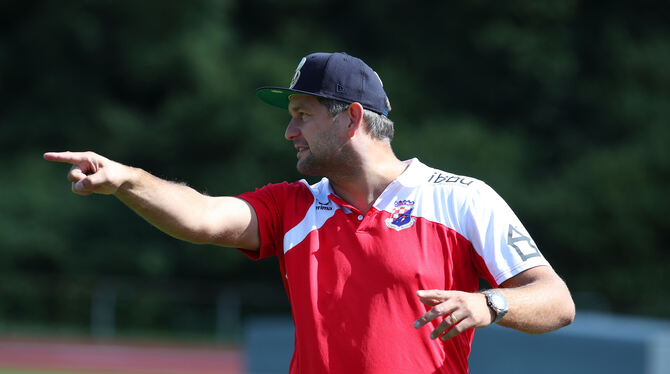 Zeigt seiner Mannschaft den Weg in die Landesliga: Croatia-Trainer Robert Michnia.   FOTO: LANGER