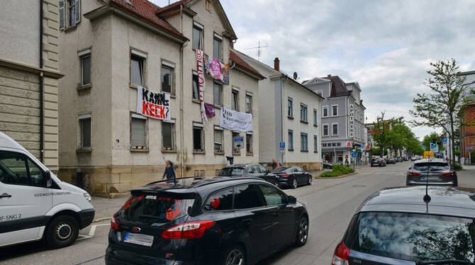 Sichtbare Zeichen gegen Wohnungsnot: Transparente in der Kaiserstraße 39.  FOTO: NIETHAMMER