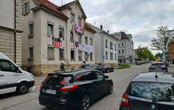 Sichtbare Zeichen gegen Wohnungsnot: Transparente in der Kaiserstraße 39.  FOTO: NIETHAMMER