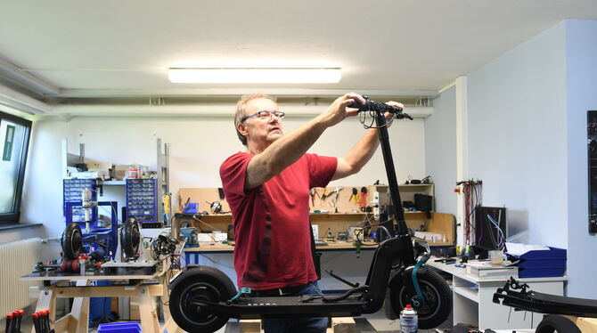 »Wir wollen echte Qualität liefern«, sagt Entwickler Jan Sloninka in der Werkstatt von Yorks. Dort wurde der Scooter nach allen