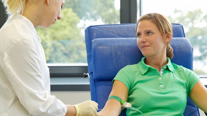 Gleich pikst es – gleich ist der Schmerz aber auch schon wieder vorbei, in spätestens zehn Minuten der Beutel voll. Rund 12 000