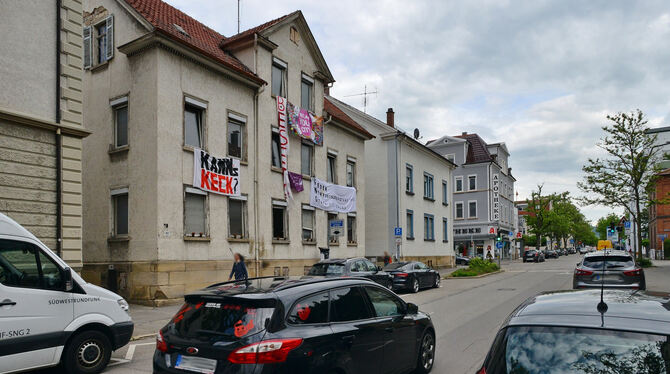Sichtbare  Zeichen gegen Wohnungsnot:  die Transparente  in der Kaiserstraße 39.  FOTO: NIETHAMMER