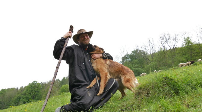 »Wenn’s zwischen dem Schäfer und seinem Hund passt, passt’s auch mit der Herde«, sagt Christoph Röhner. Er arbeitet mit Bella, e