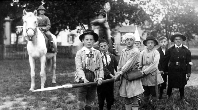 Beim Nehrener Kinderfest im Jahr 1928 sind diese sieben Jungen als Sieben Schwaben verkleidet.  FOTO: GEMEINDE