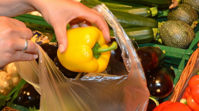 Auf Plastiktüten für Obst und Gemüse verzichten immer mehr Menschen. FOTO: NIETHAMMER