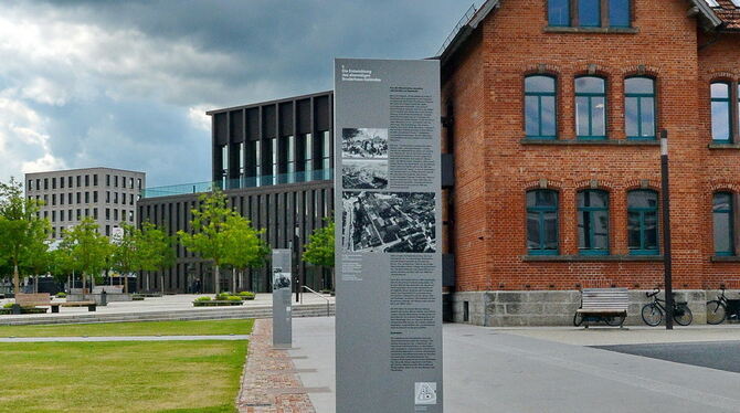 Klinkersteine symbolisieren die Grundmauern der einstigen Fabrikhallen.