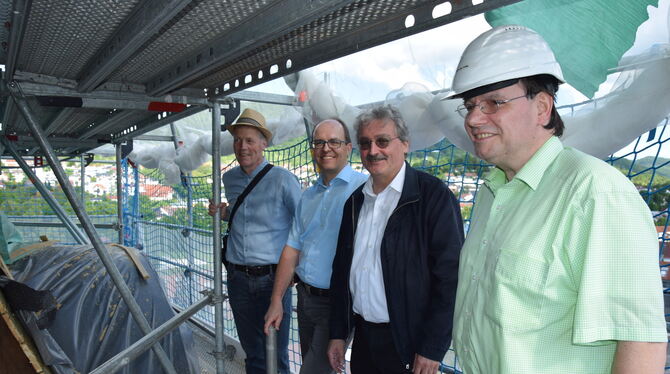 Baustellen-Tour in luftiger Höhe: Architekt Eberhard Wurst (von links), Bürgermeister Michael Schrenk, Pfarrer Hans-Martin Fetze