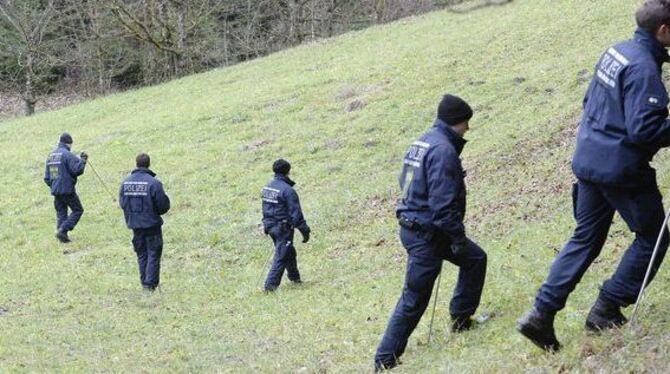 Polizeibeamte durchsuchen am 8.12.2014 ein Waldstück am Rande von Waldshut (Baden-Wuerttemberg) nach Leichenteilen. Ein Fußgänge