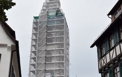 Der eingerüstete Kirchturm.  FOTOS: SCHÖBEL