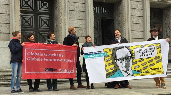 Wenn es die Sache verlangt, dann zieht es Gerhard Schick (Zweiter von rechts) auch auf die Straße, um wie im Fall des angeklagte