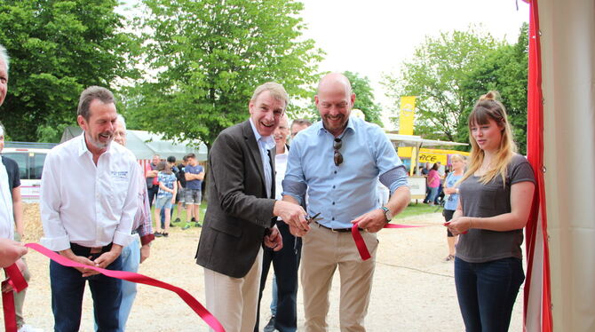 Die St. Johanner Gewerbeschau ist eröffnet (von links): Helmut Schepper vom Orga-Team, Harald Herrmann, Präsident der Handwerksk